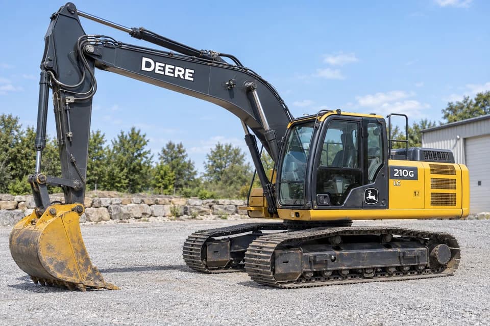 Imagen referencial de Excavadora John Deere 210G LC, año declarado 2024; no corresponde al bien específico del edicto.