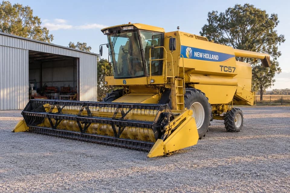 Imagen referencial de Cosechadora New Holland TC-57, año declarado 1998; no corresponde al bien específico del edicto.