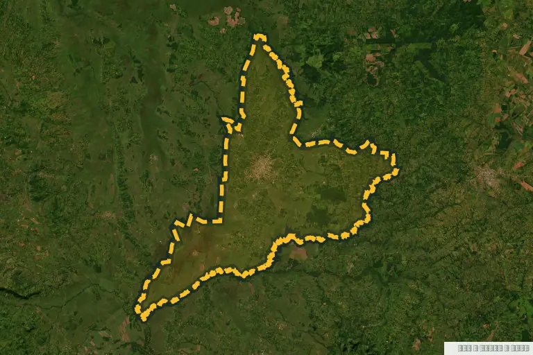 Vista satelital de Coronel Oviedo, Paraguay. Zona de referencia del inmueble en remate; no delimita la parcela ni identifica el inmueble.