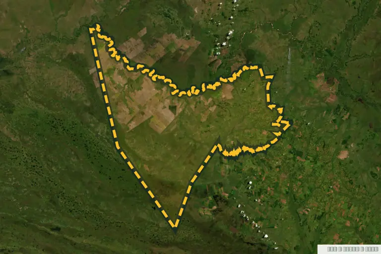 Vista satelital de San Juan Bautista, Paraguay. Zona de referencia del inmueble en remate; no delimita la parcela ni identifica el inmueble.